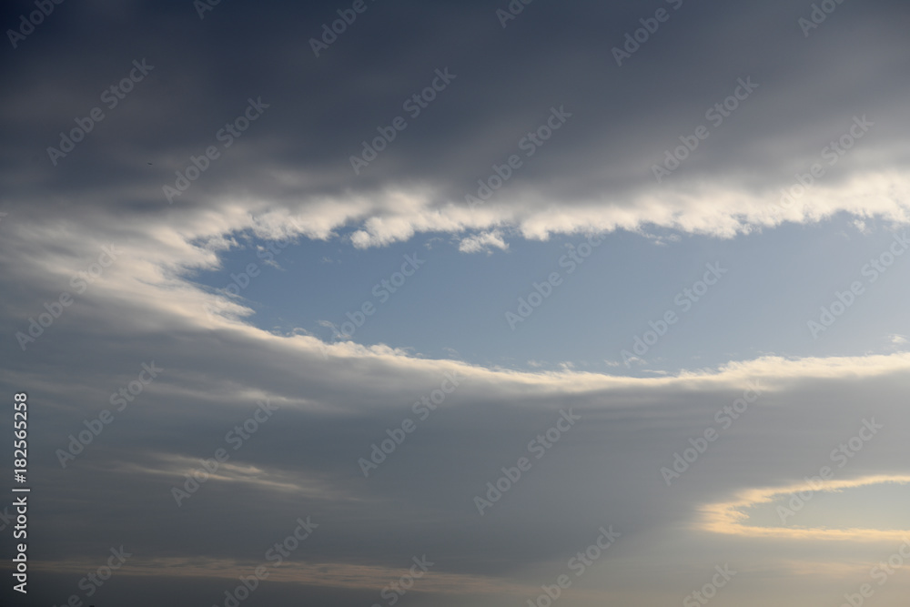 青空と雲「雲の風景」（雲の形、雲間に広がる青空）静かな未来、静寂感、広がりのある、あの雲の向こうになどのイメージ）