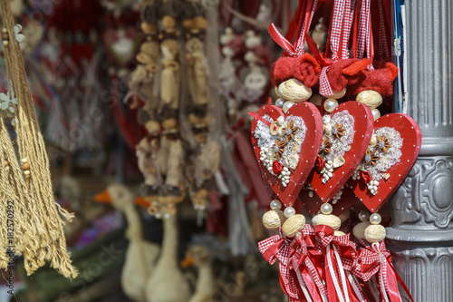 Detail Stand am Viktualienmarkt in München mit Herzen vorne rechts und dunklem Hintergrund