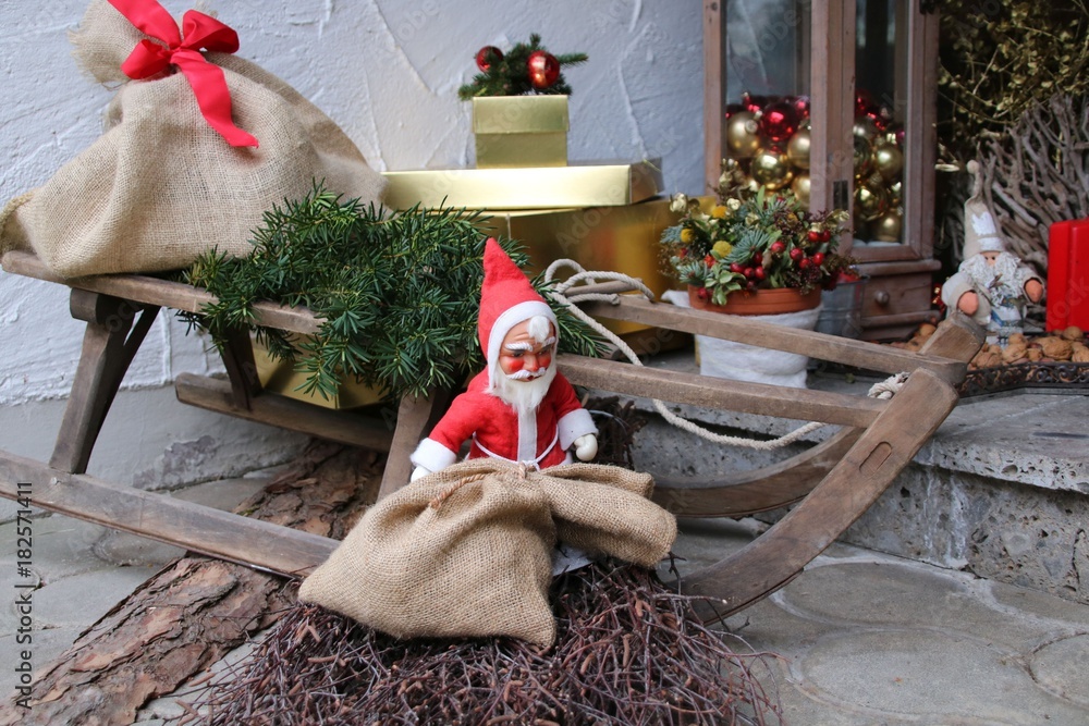 Obraz premium weihnachtsdeko vor der haustür