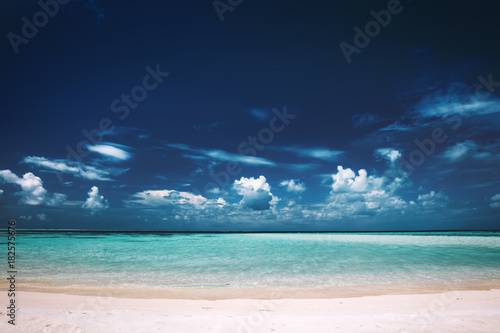 Fototapeta Naklejka Na Ścianę i Meble -  Sandy beach, clear see-through sea and blue sky. Maldives