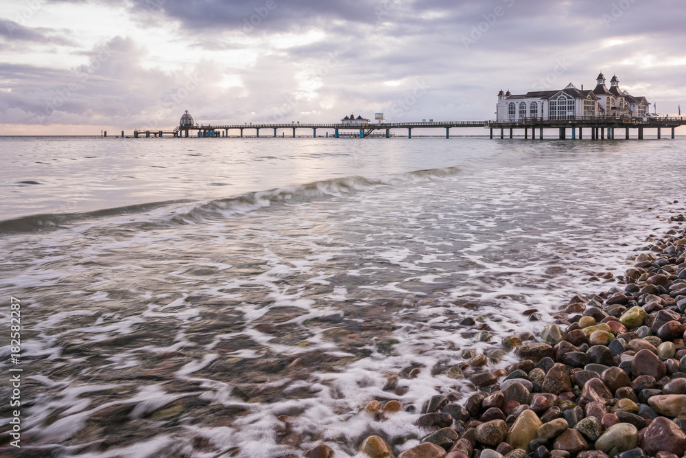 Obraz premium Seebrücke Sellin auf Insel Rügen am Morgen