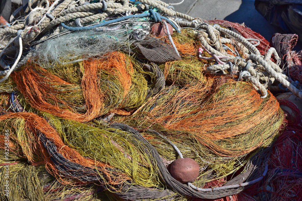 Napoli, rete e funi da pesca a Mergellina Napoli, rete e funi da pesca a Mergellina