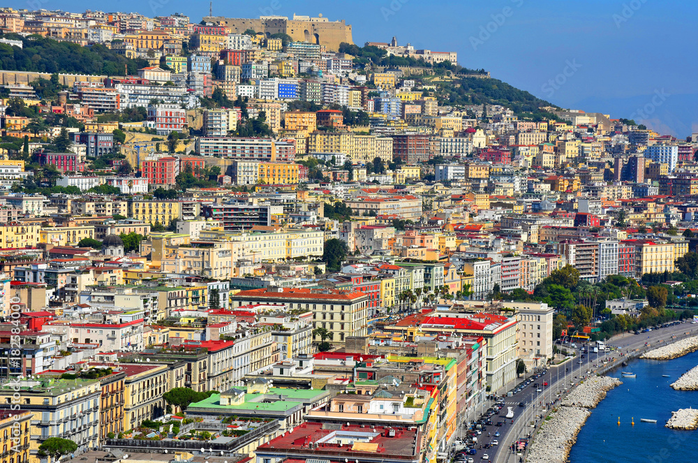 Napoli, palazzi della zona occidentale che guardano il golfo