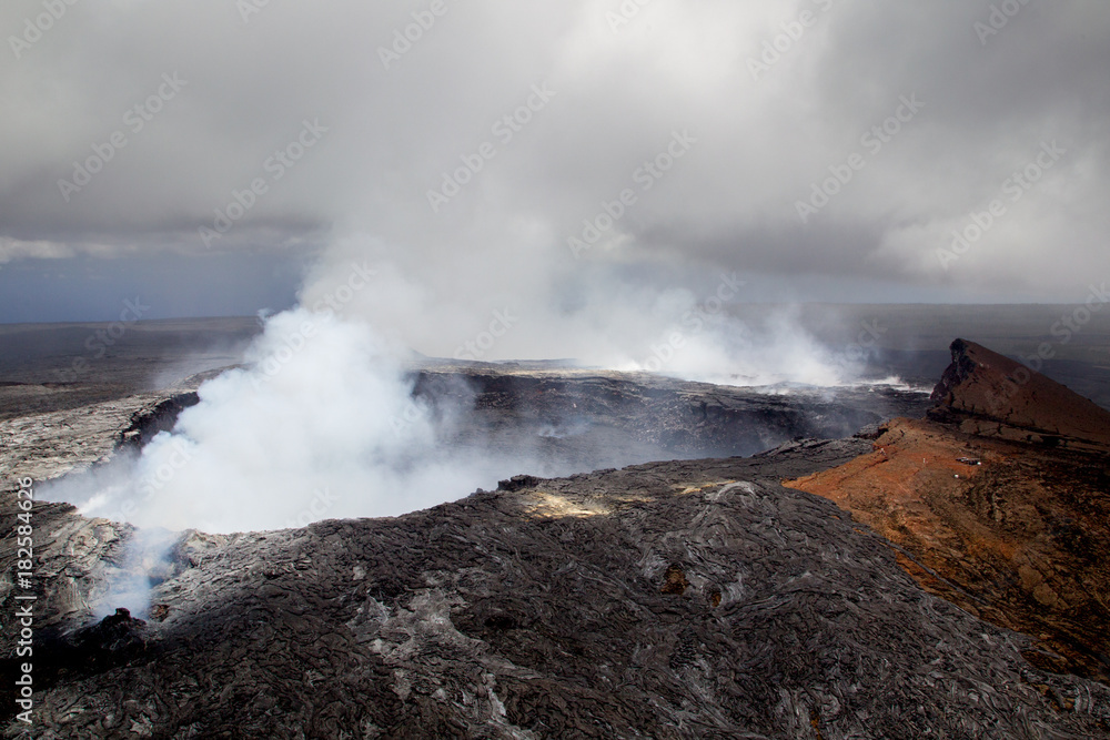 Luftaufnahme des rauchenden Halemaumau Kraters auf dem Kilauea, einem aktiven Vulkan auf Big Island, Hawaii, USA. Luftaufnahme des rauchenden Halemaumau Kraters auf dem Kilauea, einem aktiven Vulkan auf Big Island, Hawaii, USA.