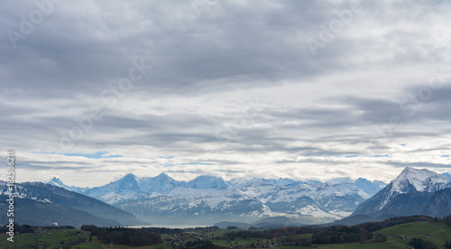Panorama der Schweizer Alpen bei bewölktem Himmel © Tobias