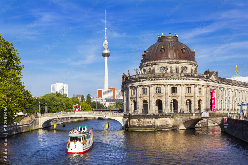 Spreerundfahrt mit dem Fernsehturm im Hintergrund