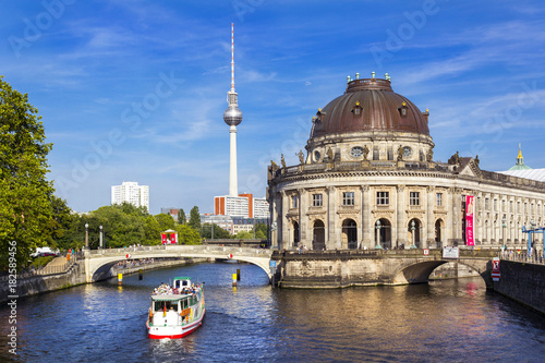 Obraz na płótnie Spreerundfahrt mit dem Fernsehturm im Hintergrund w salonie