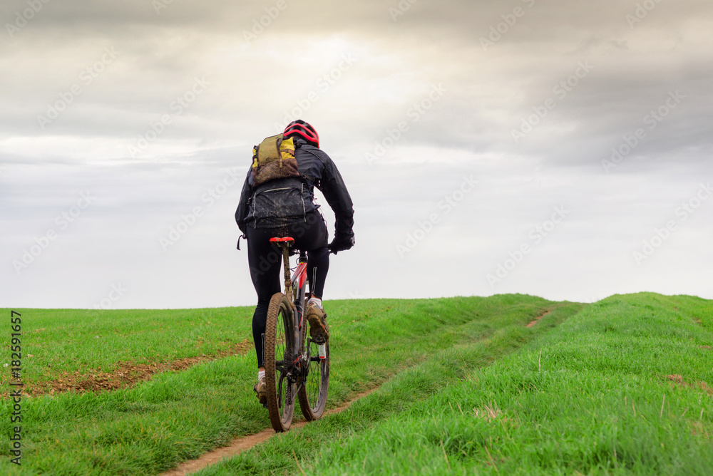 Fototapeta premium vtt dans les chemins de campagne