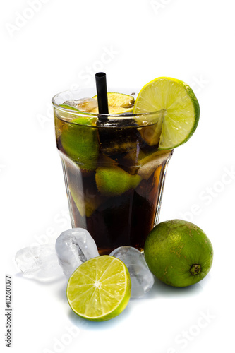 Cuba Libre Cocktail mit Limetten und Eiswürfel isoliert freigestellt auf weißen Hintergrund, Freisteller photo