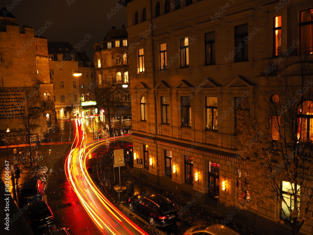 Fototapeta premium Lübecker Straße in Köln bei Nacht mit light trails