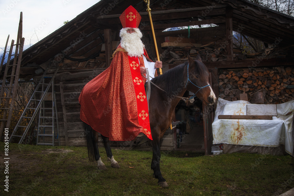 Nikolaus kommt auf einem Pferd