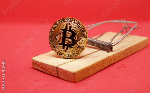 Obraz na płótnie Mousetrap with gold bitcoin on red background. w salonie