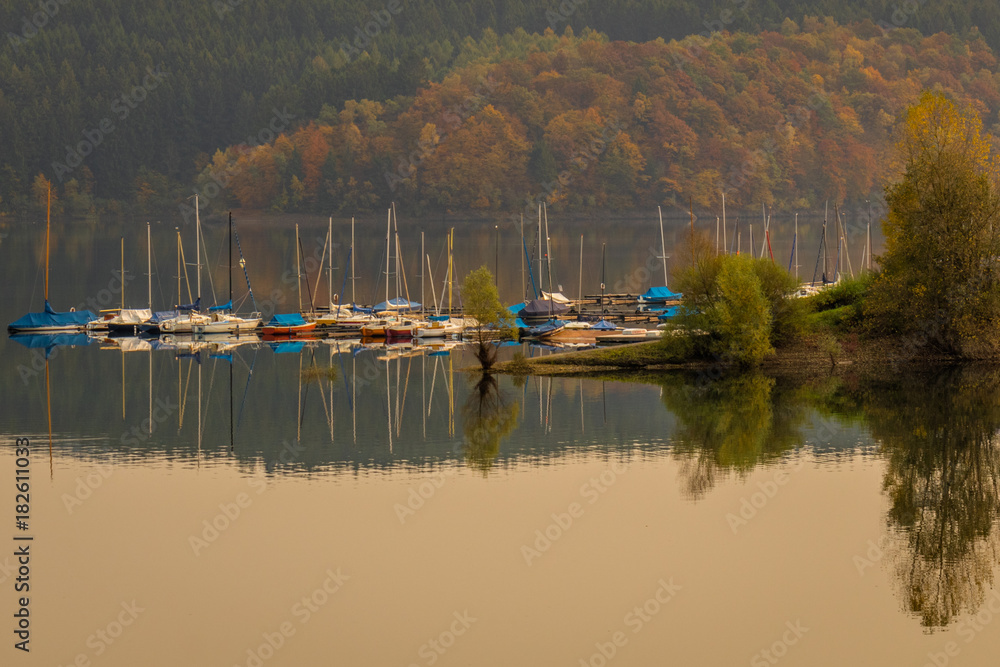 Fototapeta premium Bigge im Herbst