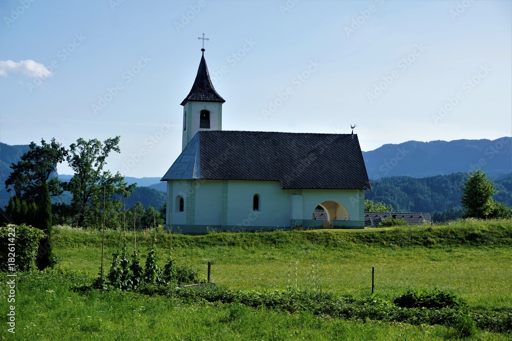 Heilige Dreifaltigkeitskirche und Wiese in Zasip