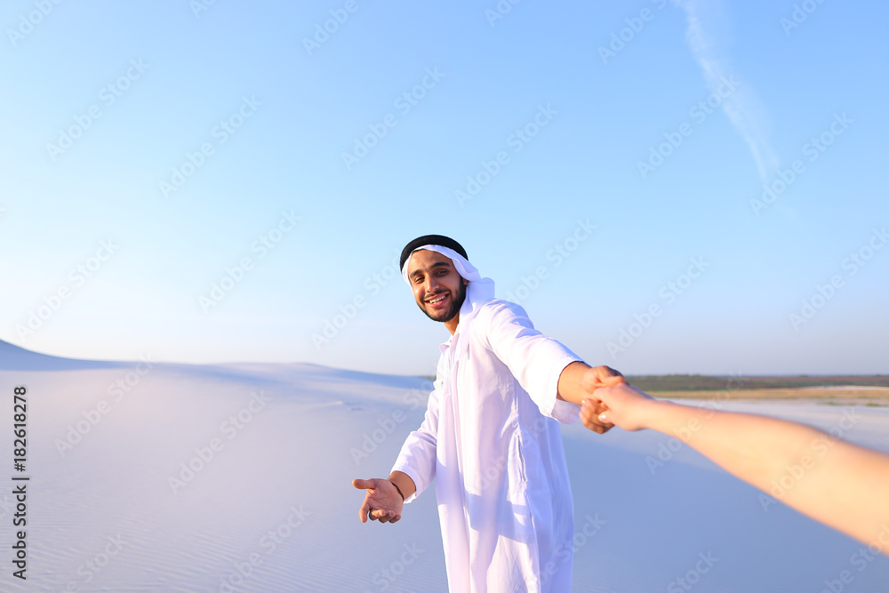 Φωτογραφία Portrait of beautiful Emirate male tourist guide, who holds woma