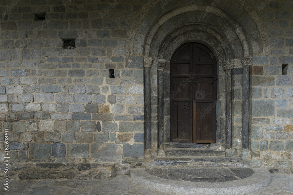 Eingangsportal einer Romanischen Kirche im Valle de Boi in den Spanischen Pyrenäen
