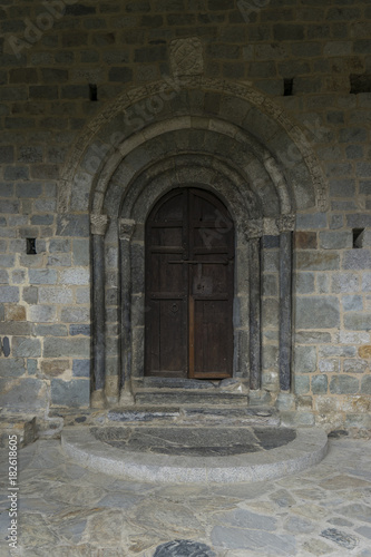 Eingangsportal einer Romanischen Kirche im Valle de Boi in den Spanischen Pyrenäen