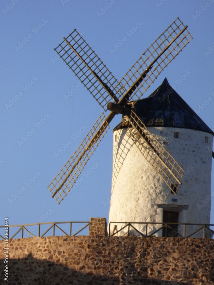 Molinos de viento de Los Yébenes, pueblo de Toledo en Castilla La Mancha (España)