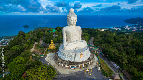 Obraz na płótnie blue sky and blue ocean are on the back of Phuket Big Buddha.