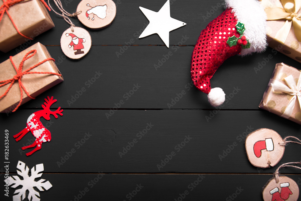 Obraz premium New year's background on a white desk decorated with toys, presents, Santa Claus, snowman. Bright colored background symbolizes the new year celebration. Great useful template to wright words down.
