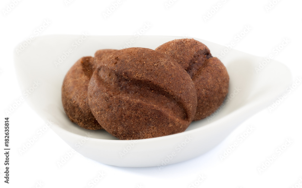 cookies de chocolate en recipiente, fondo blanco cookies de chocolate en recipiente, fondo blanco