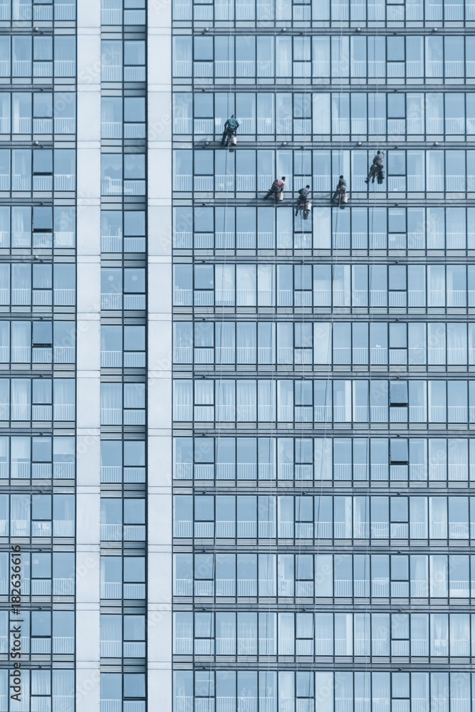 Obraz premium Cleaners cleaning glass buildin