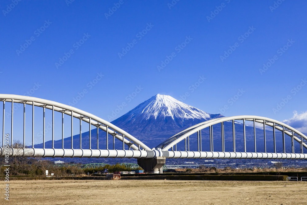 Obraz premium 富士山と水管橋、静岡県富士市富士川河川敷にて