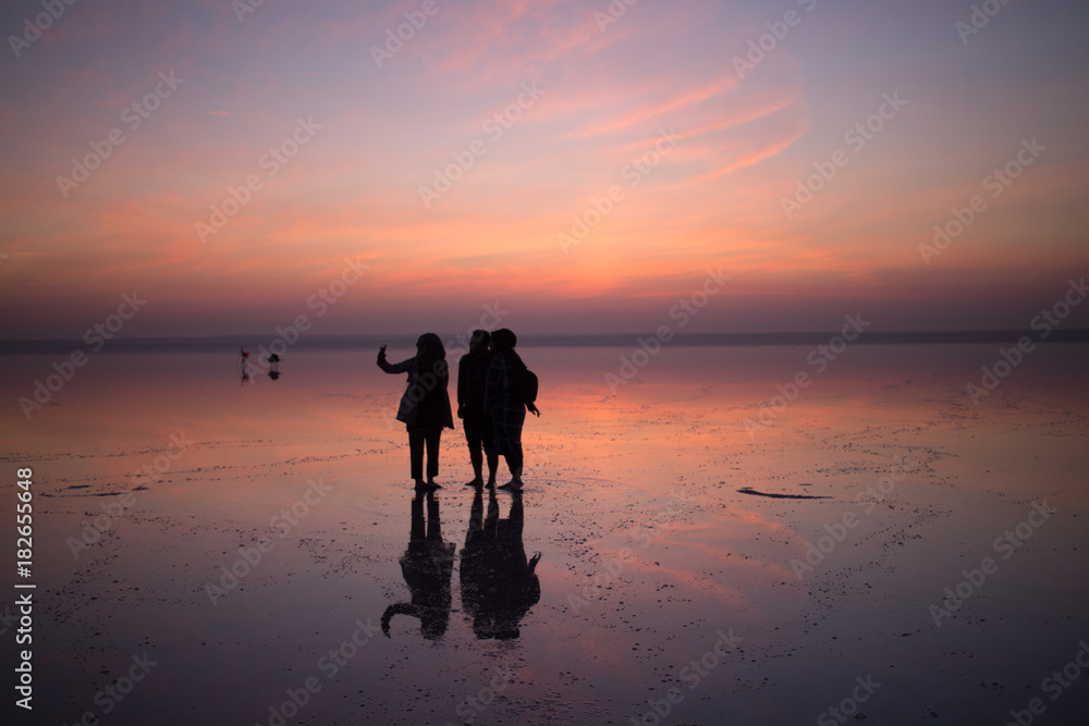 Naklejka premium sunset and photo shoot in salt lake