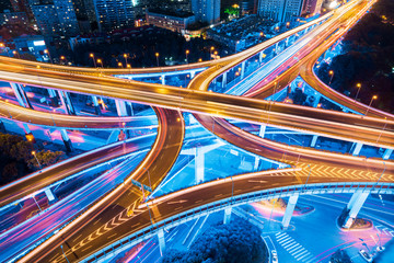 Papier peint photo Autoroute de nuit Pont étagé aux traînées lumineuses colorées  © 安琦 王