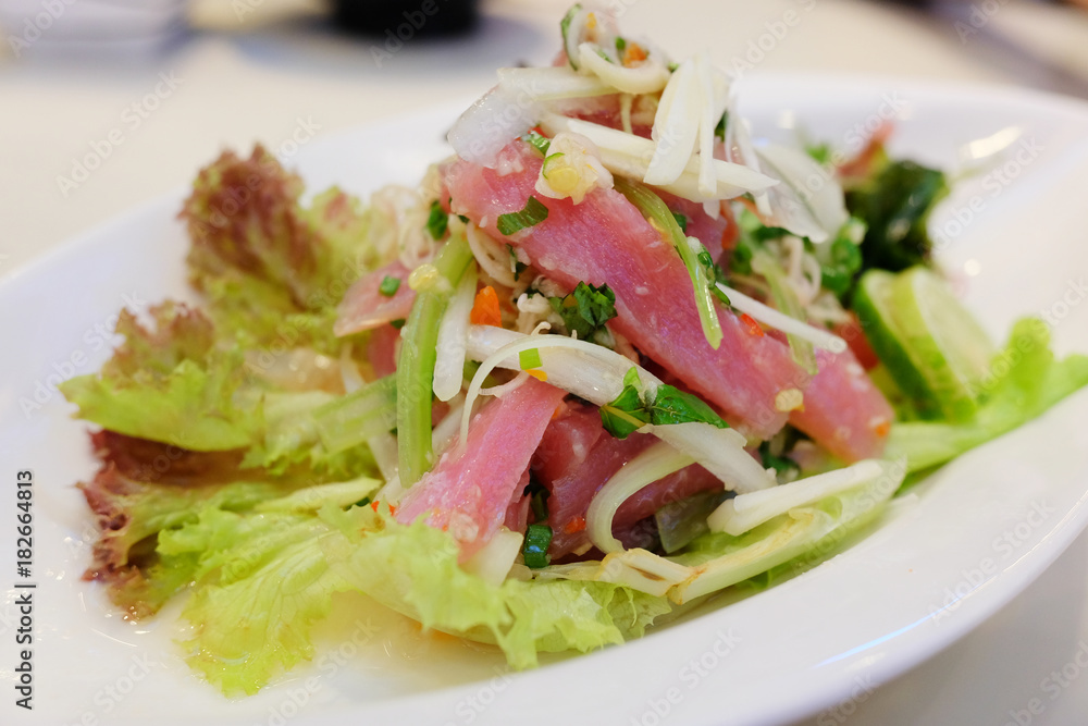 Delicious fresh tuna tataki salad with reflection Delicious fresh tuna tataki salad with reflection