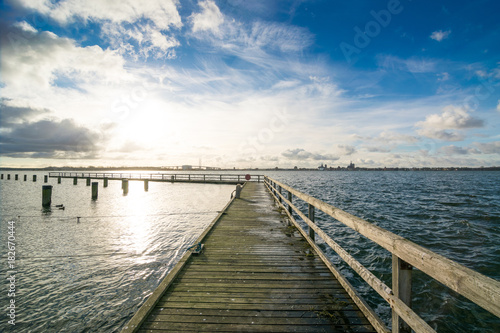 Blick nach Stralsund von Altefähr auf Insel Rügen in Deutschland