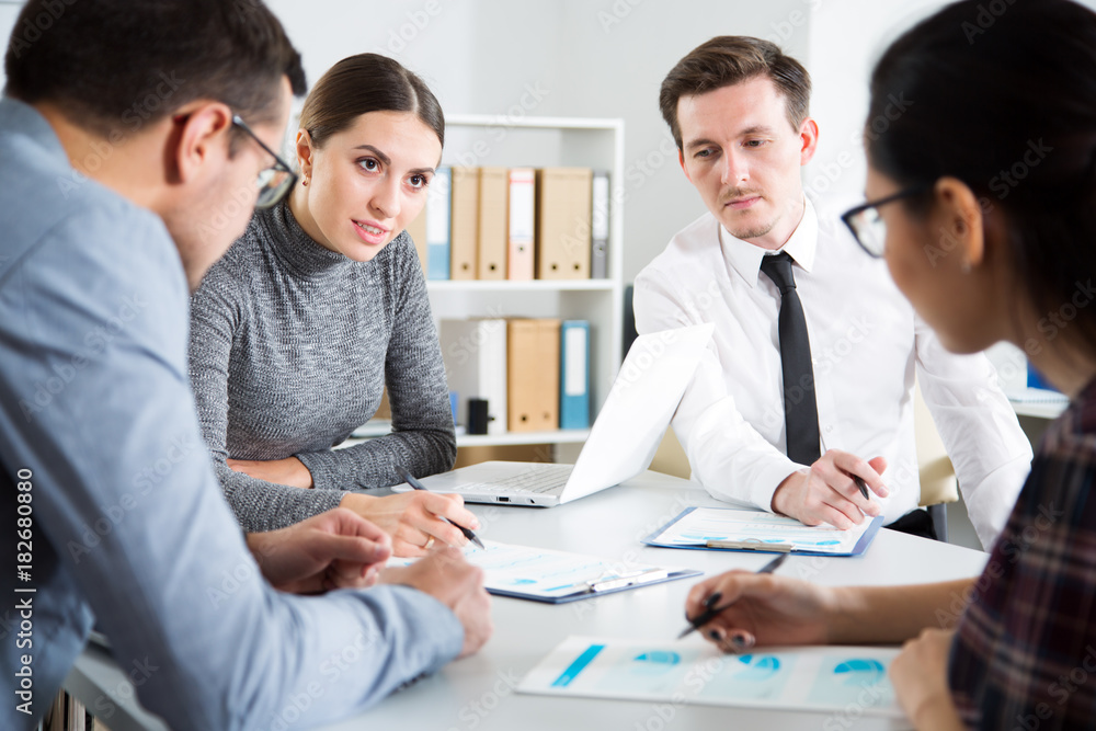 Obraz premium Businesspeople discuss a new project