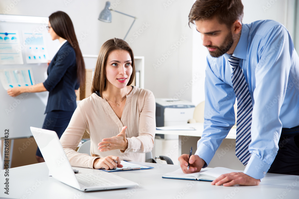 Fototapeta premium Businesspeople discuss a new project