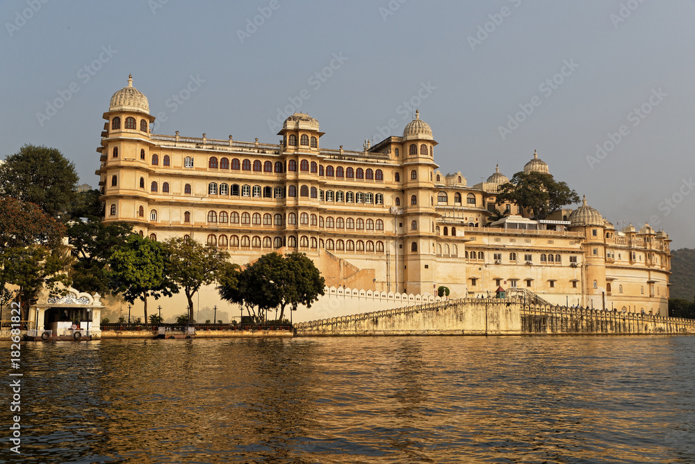 L'immense City Palace d'Udaipur vu depuis le lac Pichola