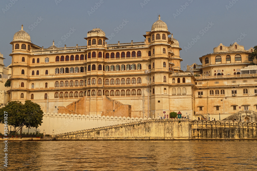 Le City Palace à Udaipur sur le lac Pichola