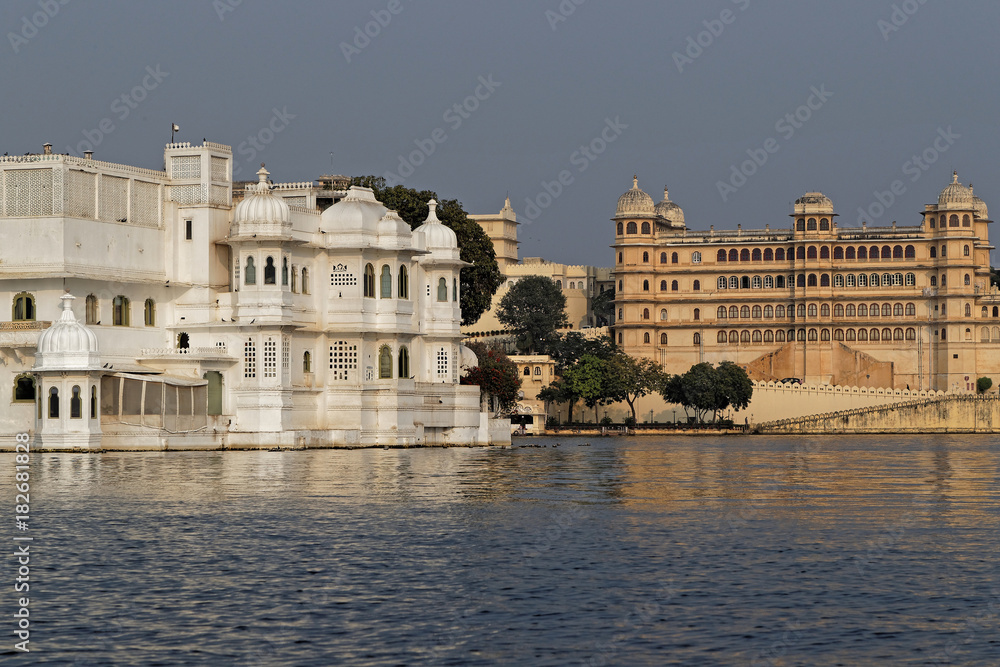 Le City Palace et le Lake Palace à Udaipur sur le lac Pichola