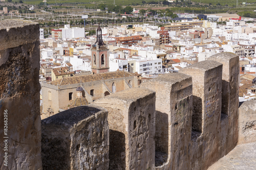 Iglesia de Santa María vista desde las murallas del castillo de Sagunto. Valencia. España