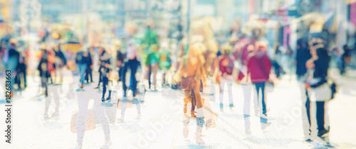 Silhouette of people walking on the street of big city shopping day, big crowd of people walking abstraheraabstraktdjupsinnigknyckanallareferatsammandragsammanfattasammanfattningskiljasnostjälasvårfa