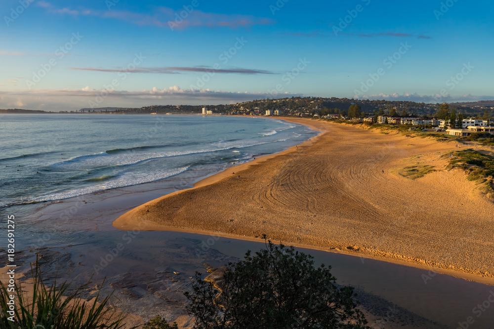 Fototapeta premium Surf beach along Sydney's northern suburbs.
