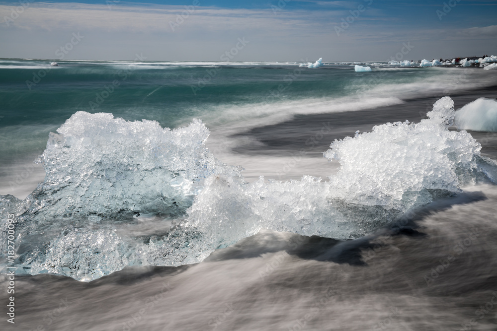 Fototapeta premium Jøkulsálrón,Ice Beach,Diamond Beach, Southern Iceland, 07.07.2017. Ice from Vatnajøkul polishes by the sea.