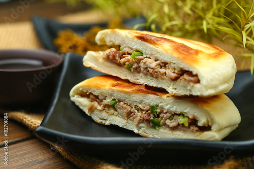 Fényképezés chinese hamburger in black plate