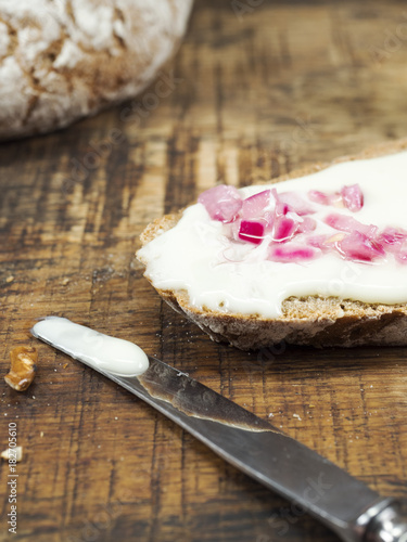 Kochkäse mit Musik auf Brotscheibe