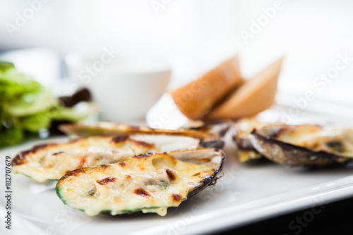 Baked mussels au gratin