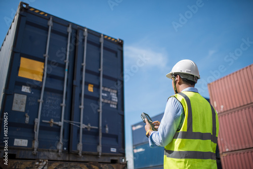 Foreman control loading Containers box