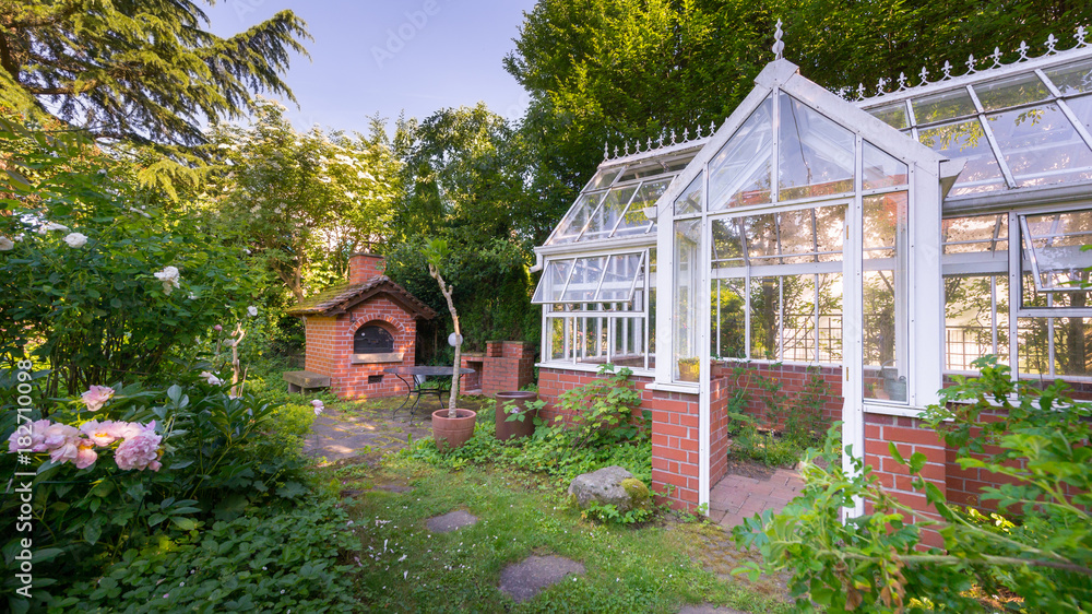 Gewächshaus im englischen Garten Stil