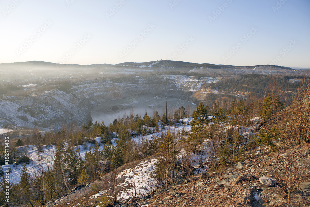 Fototapeta premium Карьер на месте горы Высокой. Нижний Тагил. Свердловская область