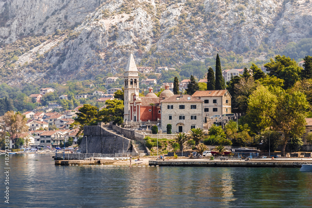 Obraz premium view from the sea to the church