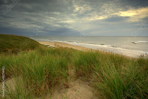 Strand mit dunklen Wolken