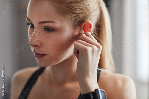 Teenager im Fitnesscenter mit Smartwatch photo