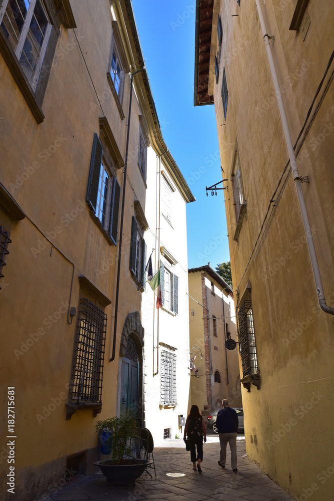 Ruelle du centre historique de Lucca en Toscane, Italie